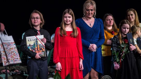 zdjęcie przedstawia grupę osób na scenie