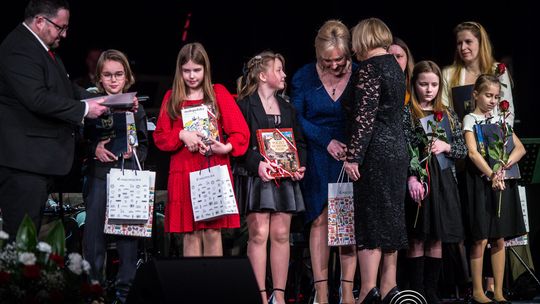 zdjęcie przedstawia grupę osób na scenie