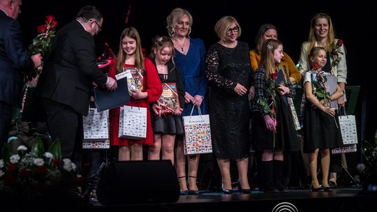 zdjęcie przedstawia grupę osób na scenie