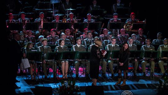 zdjęcie przedstawia grupę osób na scenie