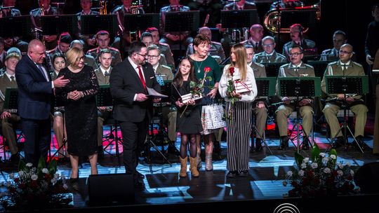 zdjęcie przedstawia grupę osób na scenie