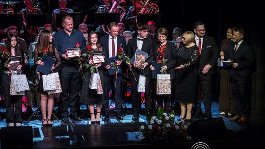 zdjęcie przedstawia grupę osób na scenie