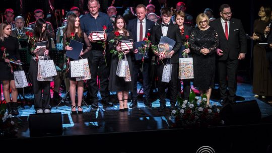 zdjęcie przedstawia grupę osób na scenie