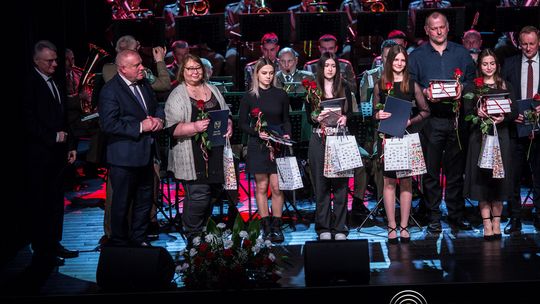 zdjęcie przedstawia grupę osób na scenie