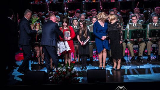 zdjęcie przedstawia grupę osób na scenie