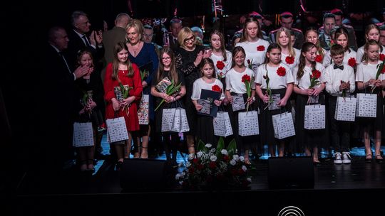 zdjęcie przedstawia grupę osób na scenie