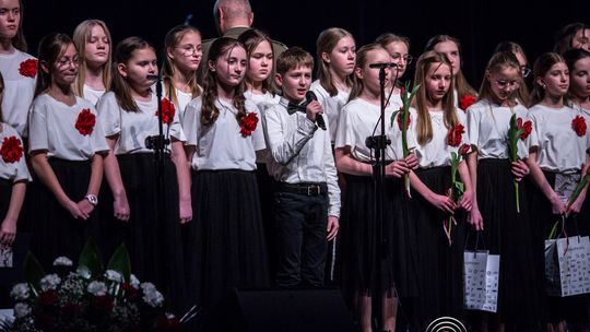 zdjęcie przedstawia grupę osób na scenie