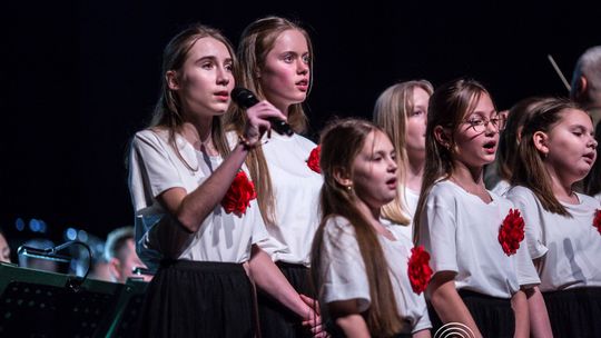 zdjęcie przedstawia grupę osób na scenie