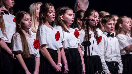zdjęcie przedstawia grupę osób na scenie
