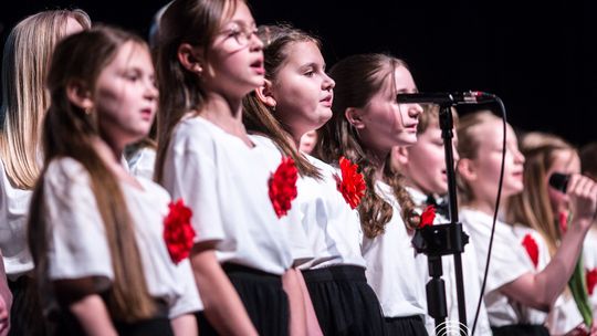 zdjęcie przedstawia grupę osób na scenie