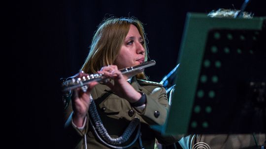 zdjęcie przedstawia grupę osób na scenie