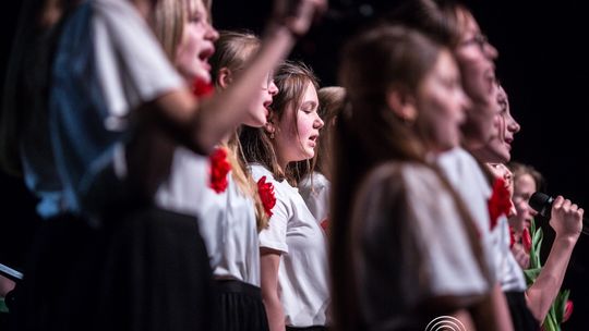 zdjęcie przedstawia grupę osób na scenie
