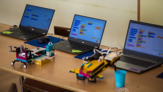 zdjęcie przedstawia klocki lego i roboty