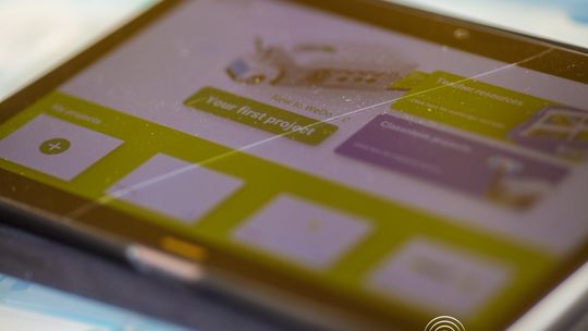 zdjęcie przedstawia klocki lego i roboty