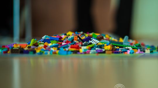 zdjęcie przedstawia klocki lego i roboty