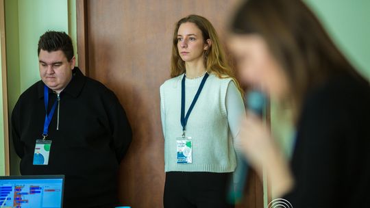 zdjęcie przedstawia klocki lego i roboty