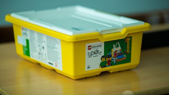 zdjęcie przedstawia klocki lego i roboty