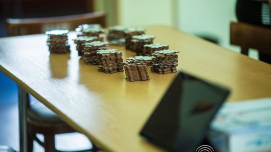 zdjęcie przedstawia klocki lego i roboty