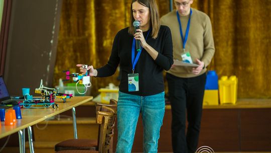 zdjęcie przedstawia klocki lego i roboty