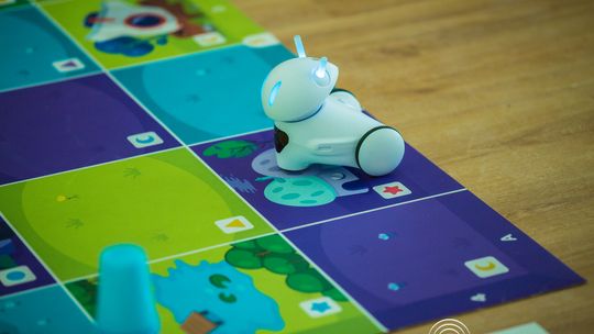 zdjęcie przedstawia klocki lego i roboty