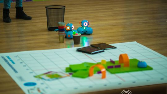 zdjęcie przedstawia klocki lego i roboty