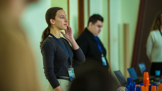 zdjęcie przedstawia klocki lego i roboty