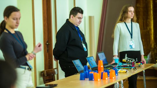 zdjęcie przedstawia klocki lego i roboty