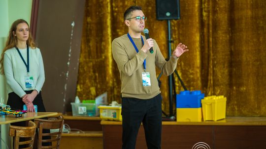 zdjęcie przedstawia klocki lego i roboty