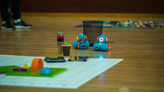 zdjęcie przedstawia klocki lego i roboty