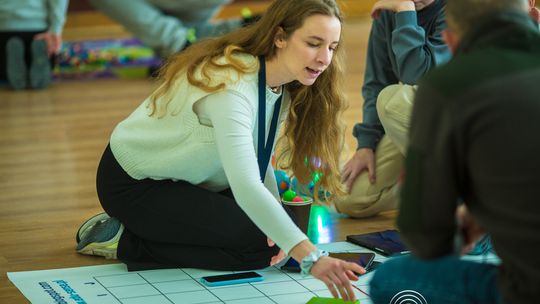 zdjęcie przedstawia klocki lego i roboty