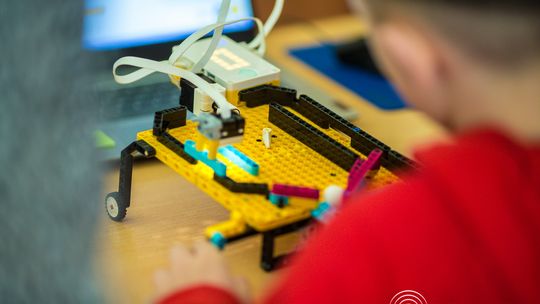 zdjęcie przedstawia klocki lego i roboty