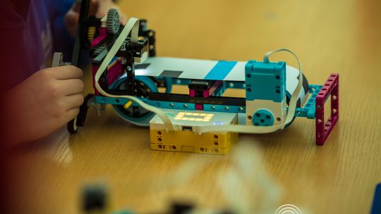 zdjęcie przedstawia klocki lego i roboty