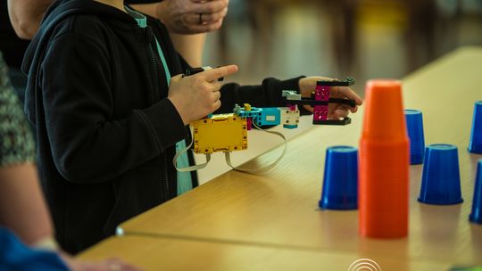 zdjęcie przedstawia klocki lego i roboty