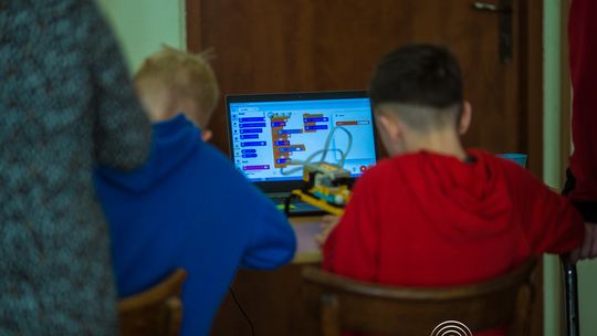 zdjęcie przedstawia klocki lego i roboty