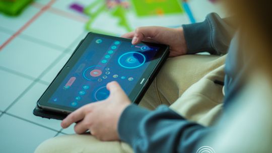 zdjęcie przedstawia klocki lego i roboty