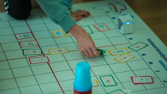 zdjęcie przedstawia klocki lego i roboty