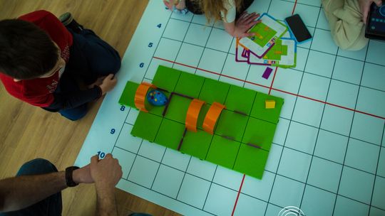 zdjęcie przedstawia klocki lego i roboty