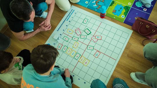 zdjęcie przedstawia klocki lego i roboty