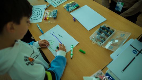 zdjęcie przedstawia klocki lego i roboty