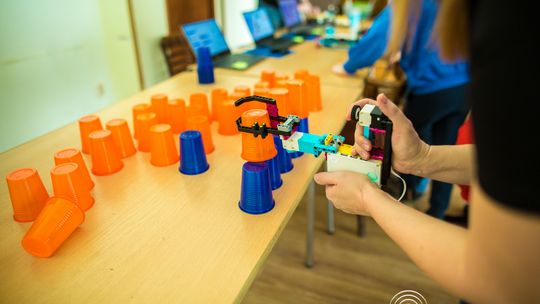 zdjęcie przedstawia klocki lego i roboty