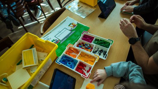 zdjęcie przedstawia klocki lego i roboty