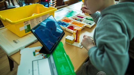 zdjęcie przedstawia klocki lego i roboty