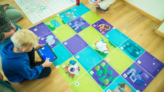 zdjęcie przedstawia klocki lego i roboty