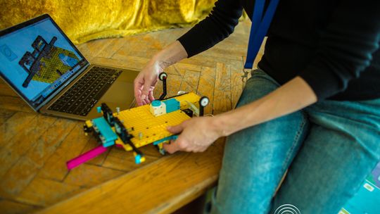 zdjęcie przedstawia klocki lego i roboty