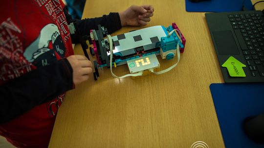 zdjęcie przedstawia klocki lego i roboty