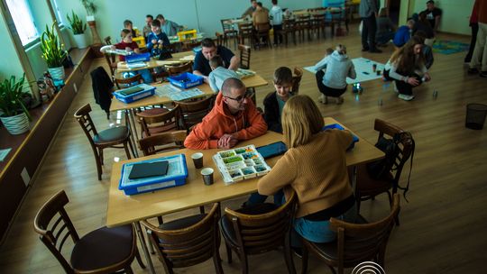 zdjęcie przedstawia klocki lego i roboty