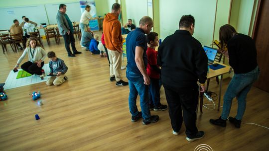 zdjęcie przedstawia klocki lego i roboty