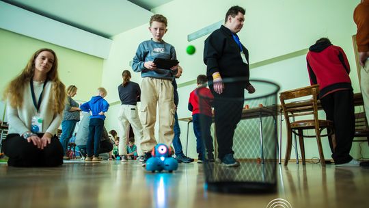 zdjęcie przedstawia klocki lego i roboty