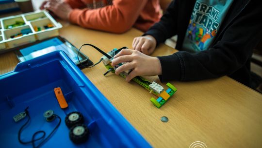 zdjęcie przedstawia klocki lego i roboty