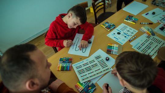 zdjęcie przedstawia klocki lego i roboty